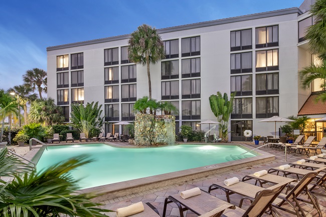 Crowne-Plaza-Fort-Myers-Pool-0.jpg
